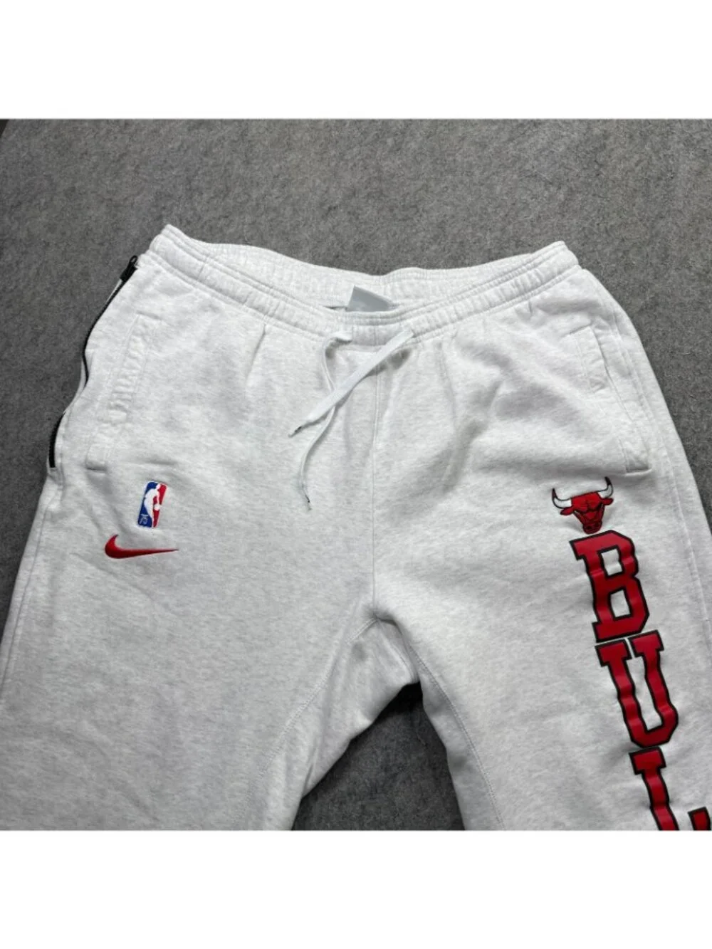 Chicago Bulls Nike Sweatpants Men 2XL Gray Cuffed DB1536 Courtside Fleece Pants